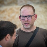 Channel 13 reporter Aviad Glickman arrives at the Supreme Court in Jerusalem for a hearing, July 25, 2024. (Chaim Goldberg/Flash90)