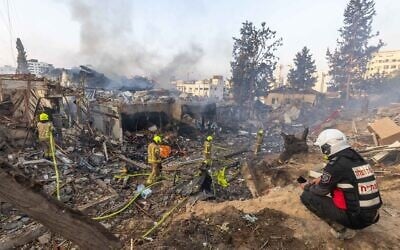 Israeli security and rescue forces at the scene where a ballistic missile fired from Iran hit and caused damage in Rehovot, June 15, 2025. (Yossi Aloni/Flash90)