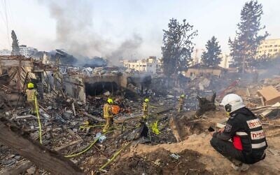 Israeli security and rescue forces at the scene where a ballistic missile fired from Iran hit and caused damage in Rehovot, June 15, 2025. (Yossi Aloni/Flash90)
