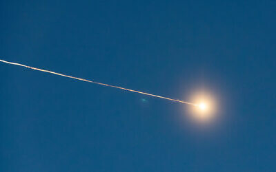 An Israeli air defense system launches an interceptor missile toward an incoming missile fired from Yemen, as seen from Jerusalem, July 10, 2025. (Yonatan Sindel/Flash90)