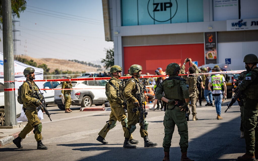 Israeli man killed in terror attack at West Bank shopping complex; 2 attackers killed