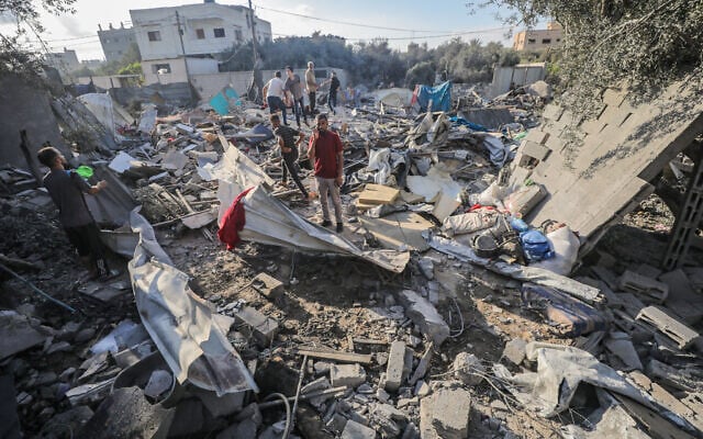 Palestinians at the site of an Israeli airstrike at the Al-Shati refugee camp, in the central Gaza Strip, on July 13, 2025. (Ali Hassan/Flash90)