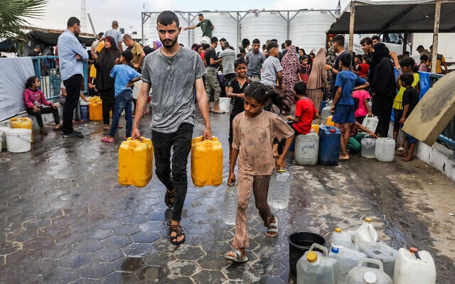 Palestinians collect drinking water in Khan Younis, in the southern Gaza Strip, July 13, 2025. (Abed Rahim Khatib/Flash90)