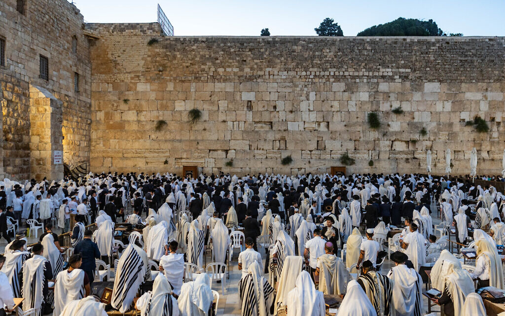 Jews pray on the 17th Tammuz fast day at the Western Wall in the Old City of Jerusalem on July 17, 2025 (Chaim Goldberg/Flash90)