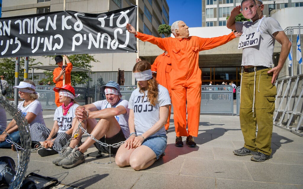 Israel protest against Prime Minister Benjamin Netanyahu outside the District Court in Tel Aviv, where he is testifying in the trial against him, July 16, 2025. (Avshalom Sassoni/Flash90)