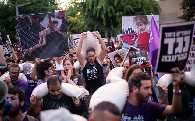Activists protest against the war in Gaza and the humanitarian crisis in Tel Aviv, July 22, 2025. (Erik Marmor/Flash90)