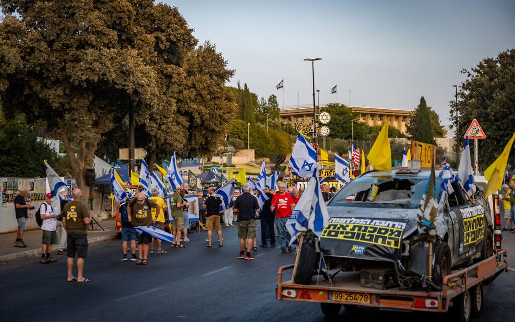 A convoy of cars and protesters arrives at the Knesset in Jerusalem as part of an anti-government and pro-hostage deal demonstration, July 29, 2025. (Chaim Goldberg/Flash90)