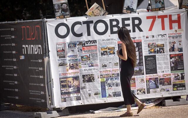 Visitors at Hostage Square in Tel Aviv. July 30, 2025.(Miriam Alster/FLASH90)