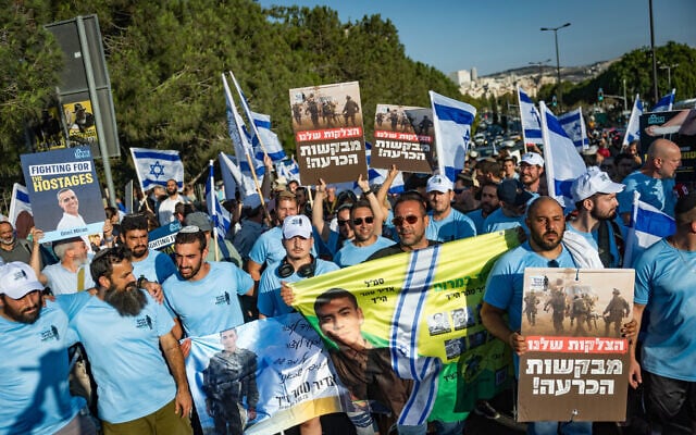 Wounded Israeli soldiers and supporters of the war march toward the Knesset in Jerusalem, calling for the military campaign in Gaza to continue until Hamas is defeated, July 30, 2025. (Yonatan Sindel/Flash90)