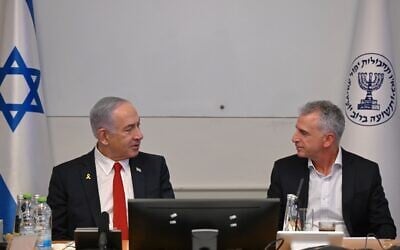 Prime Minister Benjamin Netanyahu (left) speaks to Mossad chief David Barnea on a visit to the Mossad headquarters, on July 2, 2025. (Haim Zach/GPO)