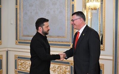 Foreign Minister Gideon Sa'ar (right) meets with Ukrainian President Volodymyr Zelensky in Kyiv on July 23, 2025. (Shlomi Amsalem/GPO)