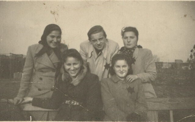 Hela (left) and her friend Lorka Gleitman and others in the Sosnowiec Poland ghetto. (Courtesy of Lea Gleitman collection, United Stated Holocaust Memorial Museum)