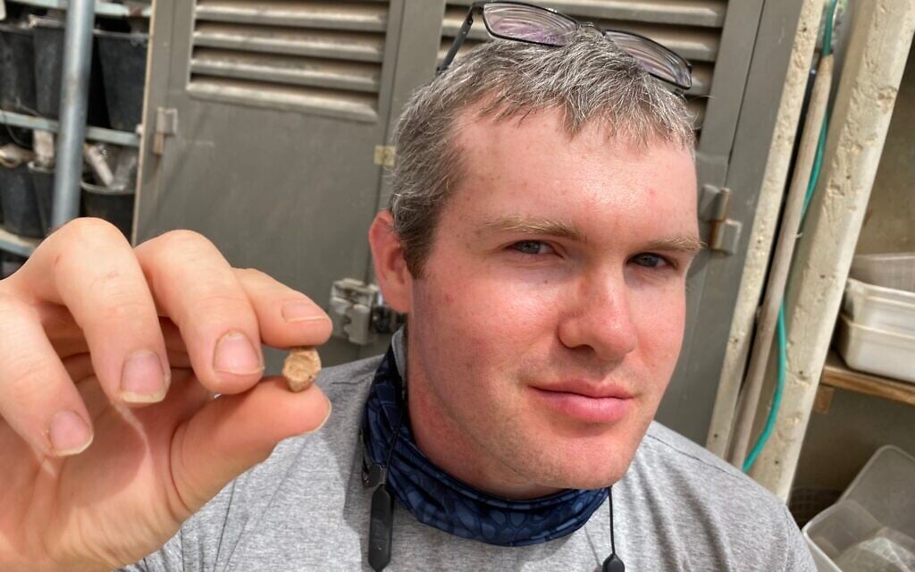 Tiny 2,600-year-old clay sealing inscribed with biblical name found in Temple Mount soil