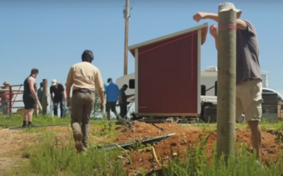 Men working in the field in the RTTL white supremacist community in Arkansas. (Youtube screenshot used in accordance with article 27a of the copyright law)