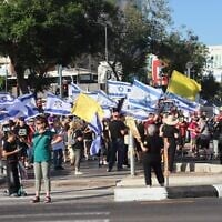 Protesters demand a deal to release hostages held in Gaza, in Rehovot, July 5, 2025. (Ori Koren/Pro-Democracy Protest Movement)