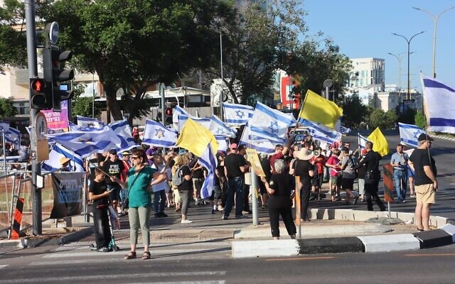 Protesters demand a deal to release hostages held in Gaza, in Rehovot, July 5, 2025. (Ori Koren/Pro-Democracy Protest Movement)