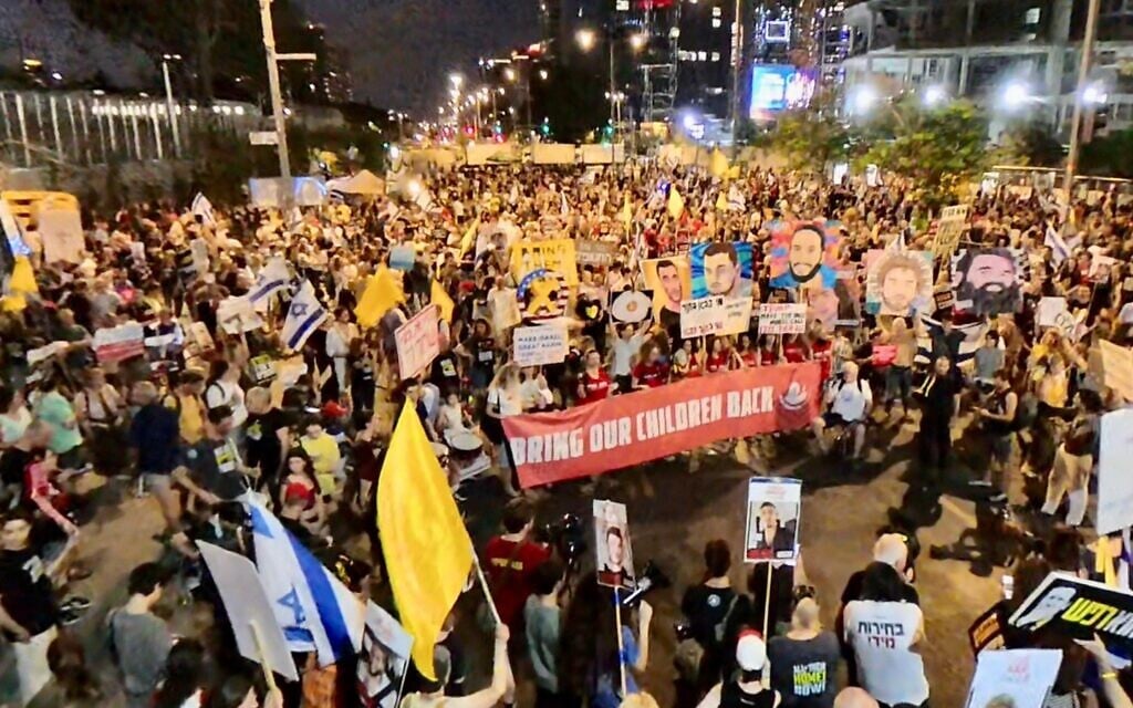 Protesters demand an end to the war in Gaza and the return of hostages in a rally outside the Defense Ministry headquarters, Tel Aviv, July 5, 2025. (@sha_b_p/Pro-Democracy Protest Movement)