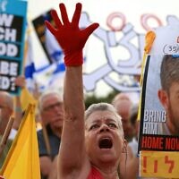 Protesters demand a deal for the release of hostages held in Gaza, at Habima Square, Tel Aviv, July 12, 2025. (Yoav Loeff/Pro-Democracy Protest Movement)