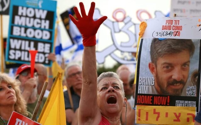 Protesters demand a deal for the release of hostages held in Gaza, at Habima Square, Tel Aviv, July 12, 2025. (Yoav Loeff/Pro-Democracy Protest Movement)