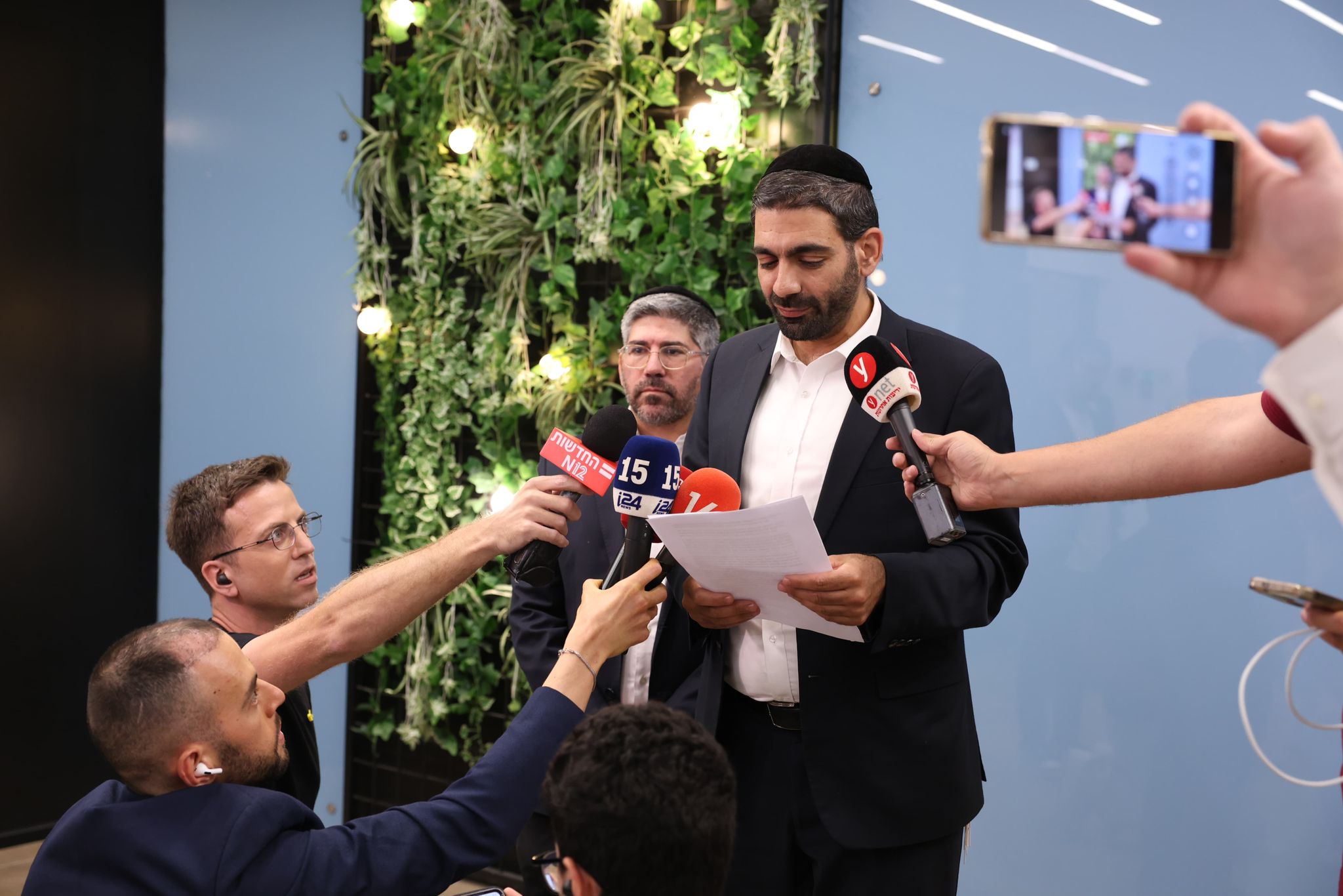 Shas Ministers Resign Israeli Government, Coalition Reduced to 60 Seats