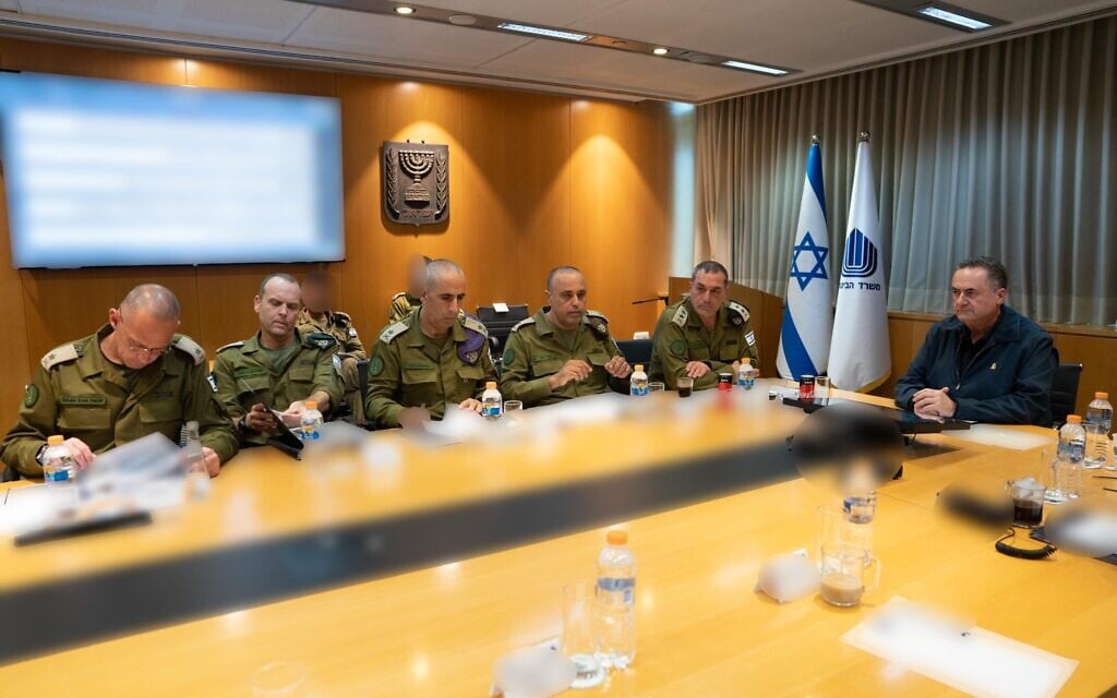 R-L: Defense Minister Israel Katz holds an assessment with IDF Chief of Staff Lt. Gen. Eyal Zamir, Deputy Chief of Staff Maj. Gen. Tamir Yadai, Operations Directorate chief Maj. Gen. Itzik Cohen, Intelligence Directorate chief Maj. Gen. Shlomi Binder, and Planning Directorate chief Vice Adm. Eyal Harel, July 22, 2025. (Ariel Hermoni/Defense Ministry)