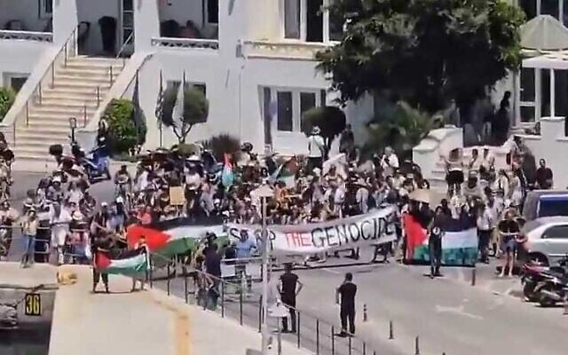 An anti-Israel, pro-Palestinian protest preventing hundreds of Israelis from disembarking from cruise ship at the Greek island of Syros, July 22, 2025 (Screen grab from social media used in accordance with Clause 27a of the Copyright Law)