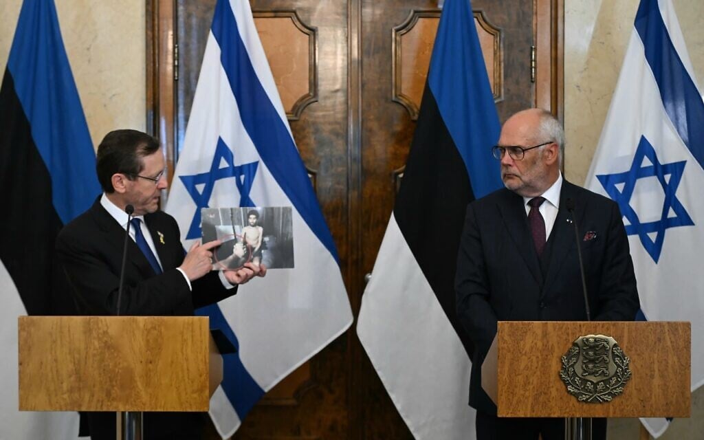President Isaac Herzog holds up an image of hostage Evyatar David alongside Estonian President Alar Karis in Tallinn, Estonia, August 6, 2025. (Haim Zach/GPO)
