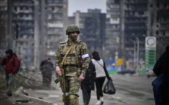 A Russian soldier patrols in a street of Mariupol, in Russian-occupied Ukraine, on April 12, 2022. (Alexander NEMENOV / AFP) A Russian soldier patrols in a street of Mariupol, in Russian-occupied Ukraine, on April 12, 2022. (Alexander NEMENOV / AFP)