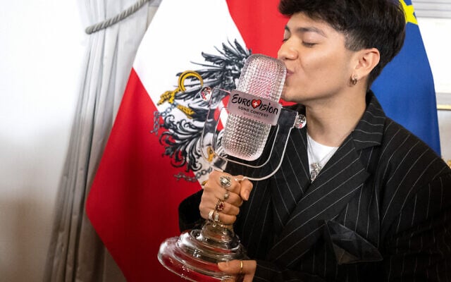 Austrian singer Johannes Pietsch aka JJ, winner of the 2025 Eurovision Song Contest, poses with his trophy after a press conference at the Chancellery in Vienna, Austria on May 19, 2025. (Photo by JOE KLAMAR / AFP) Austrian singer Johannes Pietsch aka JJ, winner of the 2025 Eurovision Song Contest, poses with his trophy after a press conference at the Chancellery in Vienna, Austria on May 19, 2025. (Photo by JOE KLAMAR / AFP)