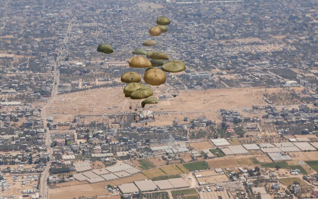 The release of humanitarian aid from a Spanish Air Force Airbus A400M Atlas airplane over Gaza. (HANDOUT / Spain Defence Ministry / AFP)