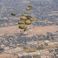 The release of humanitarian aid from a Spanish Air Force Airbus A400M Atlas airplane over Gaza. (HANDOUT / Spain Defence Ministry / AFP)