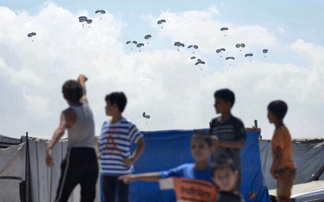Children watch as food parcels are airdropped in Rafah in the southern Gaza Strip on August 2, 2025. (AFP) Children watch as food parcels are airdropped in Rafah in the southern Gaza Strip on August 2, 2025. (AFP)