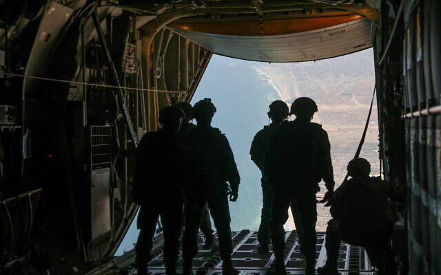 French military personnel prepare to airdrop parcels of humanitarian aid from a military aircraft flying over the Gaza Strip on August 2, 2025. (AHMAD GHARABLI / AFP) French military personnel prepare to airdrop parcels of humanitarian aid from a military aircraft flying over the Gaza Strip on August 2, 2025. (AHMAD GHARABLI / AFP)