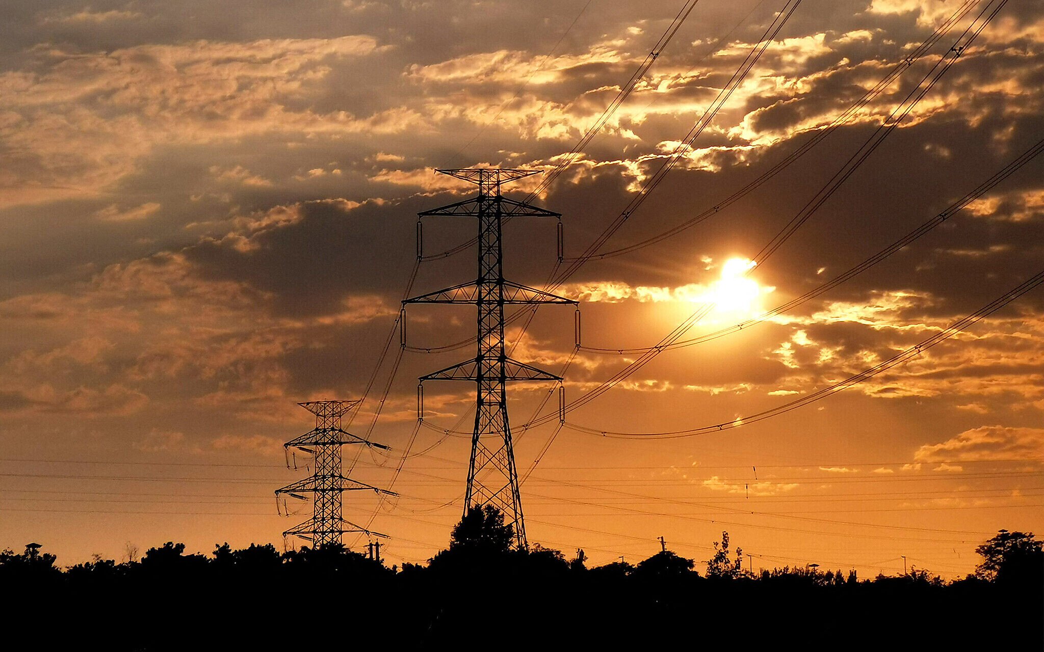 Iran Orders Widespread Government Closures Amid Heatwave Energy Crisis