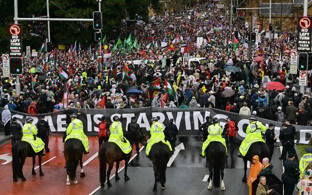 Mounted police keep watch as pro-Palestinian, anti-Israel protesters march towards Sydney's Harbour Bridge during a demonstration on August 3, 2025. (Saeed KHAN / AFP)