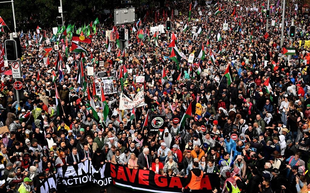 Demonstrators cross the Sydney Harbour Bridge during a rally calling for sanctions against Israel, on August 3, 2025. (Saeed KHAN / AFP) Demonstrators cross the Sydney Harbour Bridge during a rally calling for sanctions against Israel, on August 3, 2025. (Saeed KHAN / AFP)