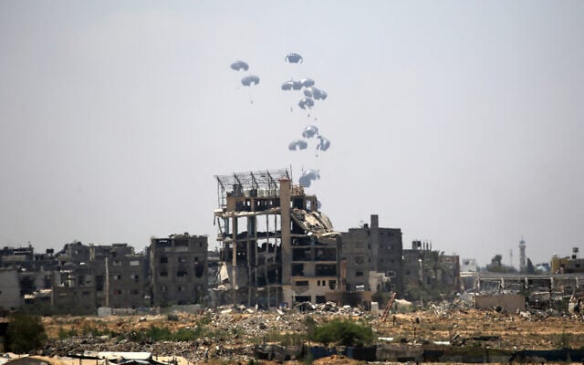 A military aircraft drops humanitarian aid in Nuseirat in the central Gaza Strip on August 3, 2025. (Eyad BABA / AFP) A military aircraft drops humanitarian aid in Nuseirat in the central Gaza Strip on August 3, 2025. (Eyad BABA / AFP)