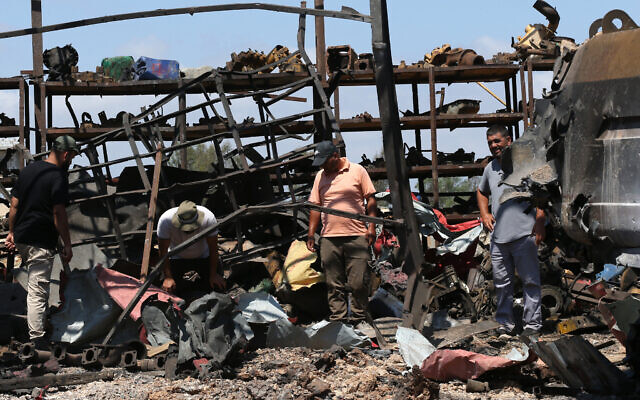 People inspect the damage at the site of an overnight Israeli strike in the southern Lebanese village of Deir Seryan, in the Nabatieh district, on August 7, 2025. (MAHMOUD ZAYYAT / AFP) People inspect the damage at the site of an overnight Israeli strike in the southern Lebanese village of Deir Seryan, in the Nabatieh district, on August 7, 2025. (MAHMOUD ZAYYAT / AFP)
