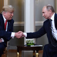 Filre: Russian President Vladimir Putin (R) and US President Donald Trump shake hands before a meeting in Helsinki on July 16, 2018 (Brendan Smialowski / AFP)