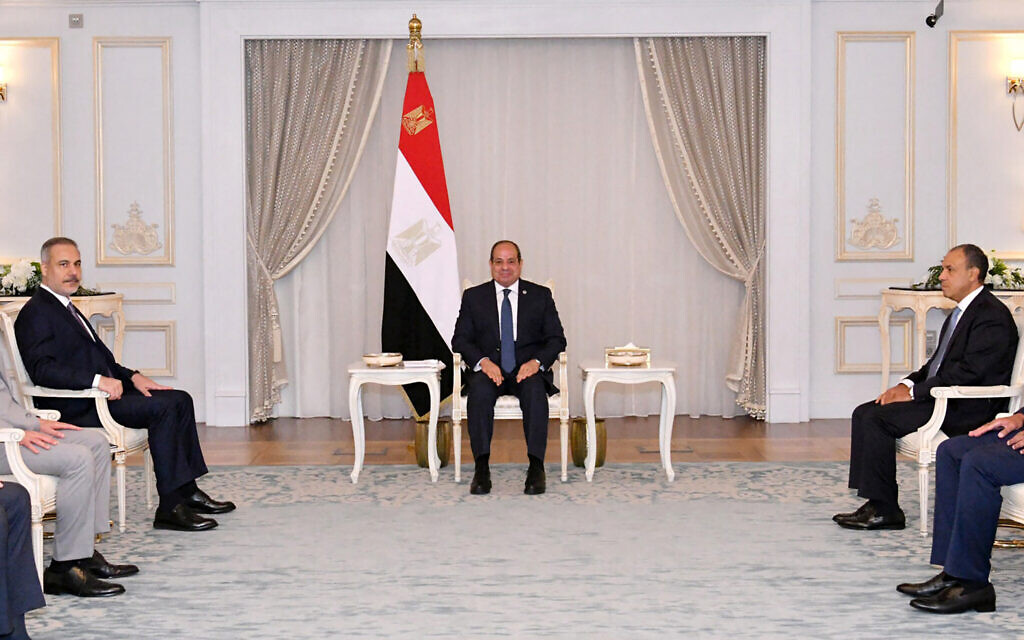 Egypt's President Abdel Fattah el-Sissi (C) meeting with Turkey's Foreign Minister Hakan Fidan (L), in the presence of Egypt's Foreign Minister Badr Abdelatty, in El-Alamein, Egypt, on August 9, 2025. (EGYPTIAN PRESIDENCY / AFP)