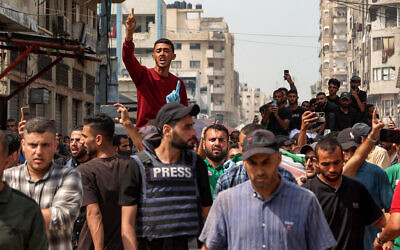 Mourners march with the bodies of the Al Jazeera journalists who were killed in an overnight Israeli strike on their tent in Gaza City, from Al-Shifa hospital to their burial at the Sheikh Radwan cemetery in Gaza City on August 11, 2025. (Omar AL-QATTAA / AFP)