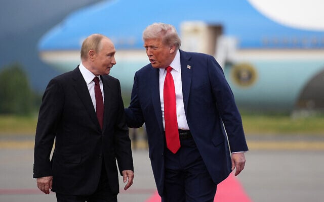 US President Donald Trump (R) walks with Russian President Vladimir Putin as they arrives at Joint Base Elmendorf-Richardson on August 15, 2025 in Anchorage, Alaska. (Andrew Harnik/Getty Images/AFP)