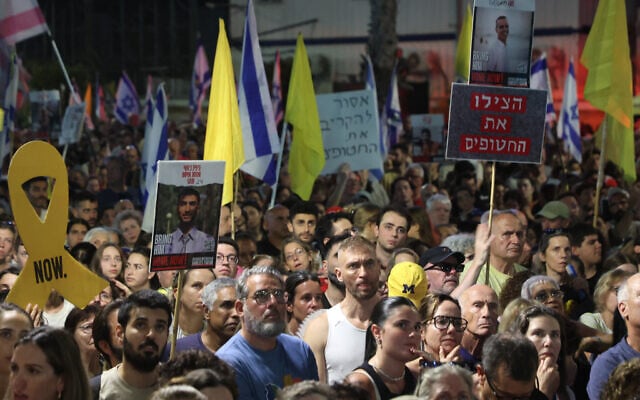 People attend a demonstration organized by families and friends of those held hostage in the Gaza Strip, Tel Aviv on August 17, 2025. (GIL COHEN-MAGEN / AFP)