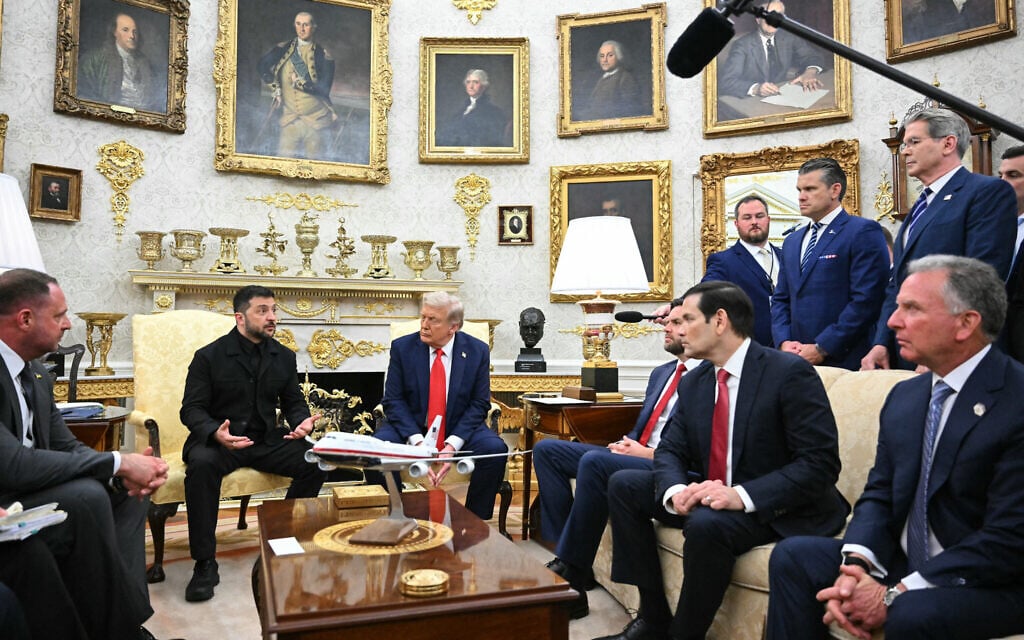 Ukrainian President Volodymyr Zelensky (2nd left) and US President Donald Trump participate in a meeting in the Oval Office of the White House in Washington, DC, on August 18, 2025. (Mandel NGAN / AFP) Ukrainian President Volodymyr Zelensky (2nd left) and US President Donald Trump participate in a meeting in the Oval Office of the White House in Washington, DC, on August 18, 2025. (Mandel NGAN / AFP)