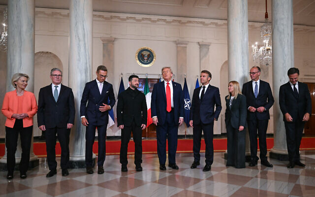 (L/R) European Commission President Ursula von der Leyen, British Prime Minister Keir Starmer, Finnish President Alexander Stubb, Ukrainian President Volodymyr Zelensky, US President Donald Trump, French President Emmanuel Macron, Italian Prime Minister Giorgia Meloni, German Chancellor Friedrich Merz, and NATO Secretary-General Mark Rutte pose for a photo in the Cross Hall of the White House in Washington, DC, on August 18, 2025. (ANDREW CABALLERO-REYNOLDS / AFP) (L/R) European Commission President Ursula von der Leyen, British Prime Minister Keir Starmer, Finnish President Alexander Stubb, Ukrainian President Volodymyr Zelensky, US President Donald Trump, French President Emmanuel Macron, Italian Prime Minister Giorgia Meloni, German Chancellor Friedrich Merz, and NATO Secretary-General Mark Rutte pose for a photo in the Cross Hall of the White House in Washington, DC, on August 18, 2025. (ANDREW CABALLERO-REYNOLDS / AFP)