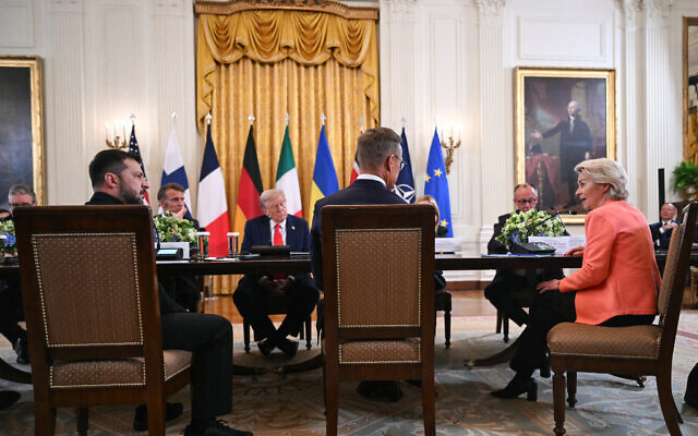 (L-R) Ukrainian President Volodymyr Zelensky, French President Emmanuel Macron, US President Donald Trump, Finnish President Alexander Stubb and German Chancellor Friedrich Merz listen as European Commission President Ursula von der Leyen speaks during a meeting in the East Room of the White House in Washington, DC, on August 18, 2025 (ANDREW CABALLERO-REYNOLDS / AFP)
