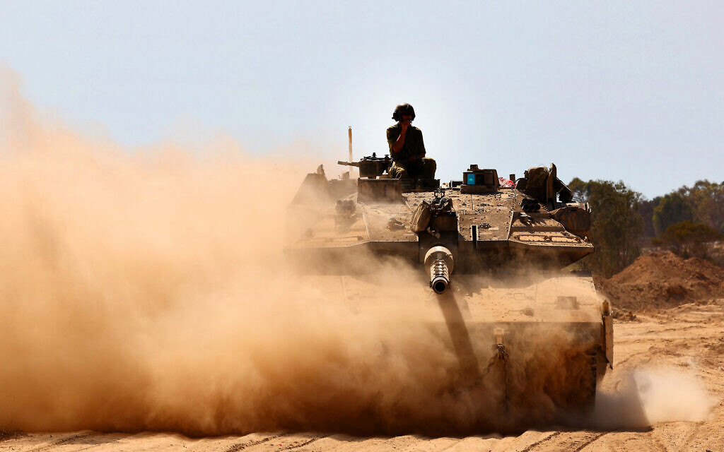 An IDF tank drives near Israel's border fence with the Gaza Strip on August 19, 2025.  (Jack GUEZ / AFP)