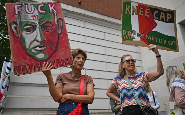 Supporters of the band Kneecap, and its singer Liam O'Hanna who performs under the stage name Mo Chara, hold placards as they gather outside Westminster Magistrates' Courts in London on August 20, 2025, where he is set to appear charged with a terror offence of supporting Hezbollah. (Photo by JUSTIN TALLIS / AFP) Supporters of the band Kneecap, and its singer Liam O'Hanna who performs under the stage name Mo Chara, hold placards as they gather outside Westminster Magistrates' Courts in London on August 20, 2025, where he is set to appear charged with a terror offence of supporting Hezbollah. (Photo by JUSTIN TALLIS / AFP)