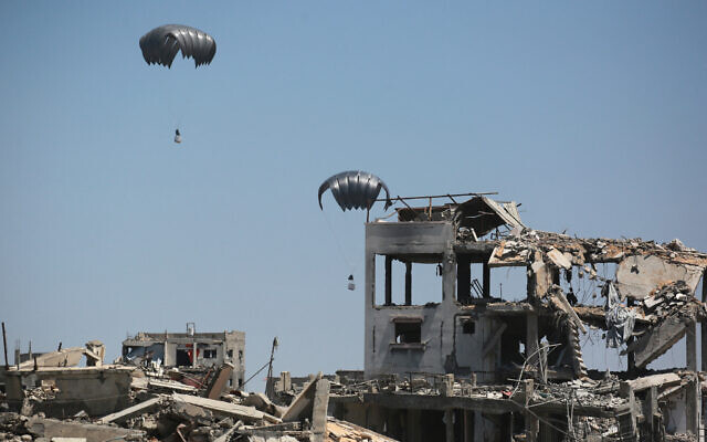 Aid pallets are airdropped near Jabalia in the northern Gaza Strip on August 20, 2025. (BASHAR TALEB / AFP)