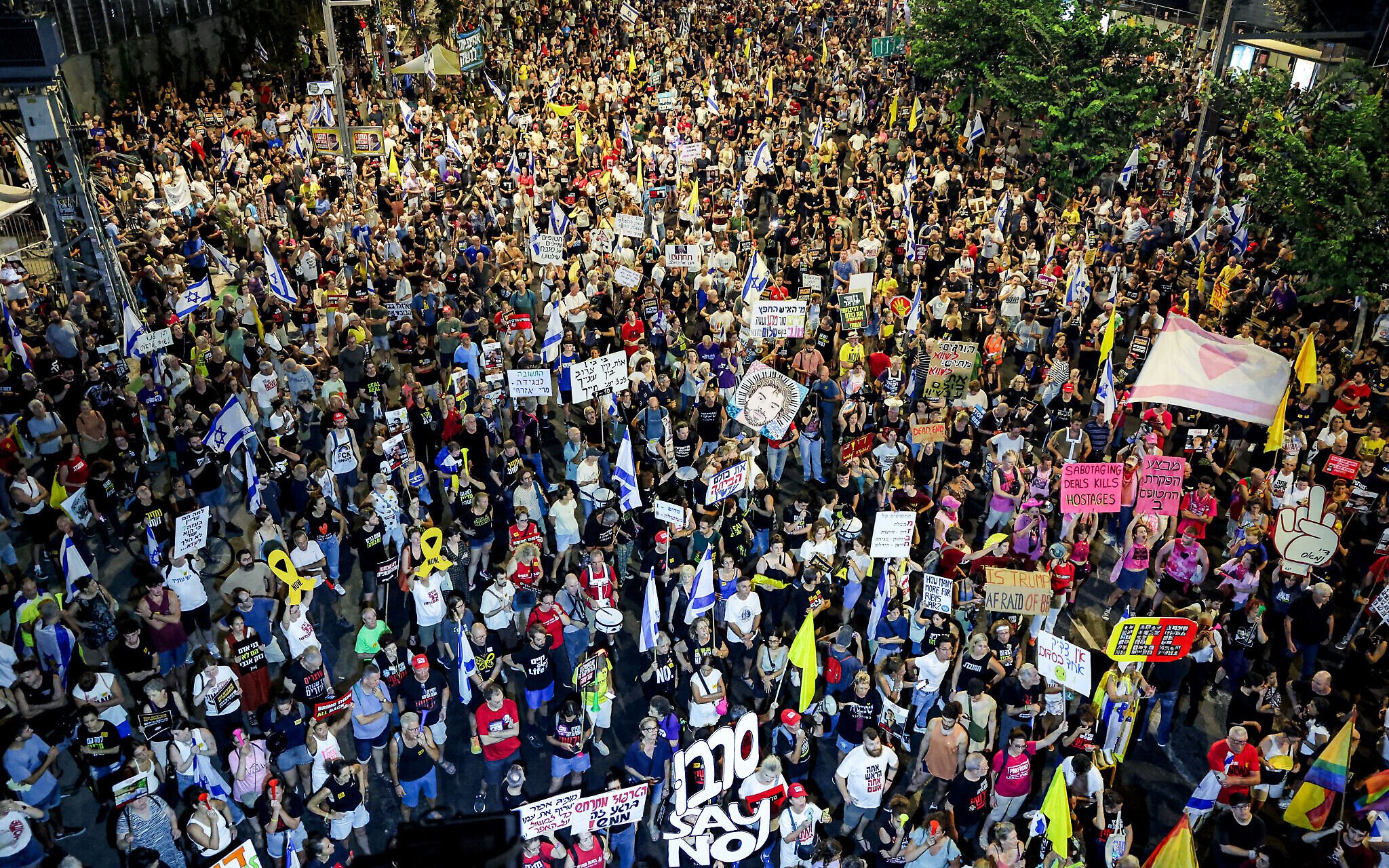 Israelis protest continuing war
